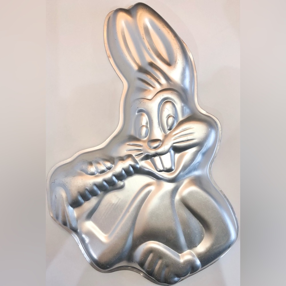 Wilton 1978 Warner Looney Tunes Bugs Bunny Character Aluminum Cake Pan 502-7598